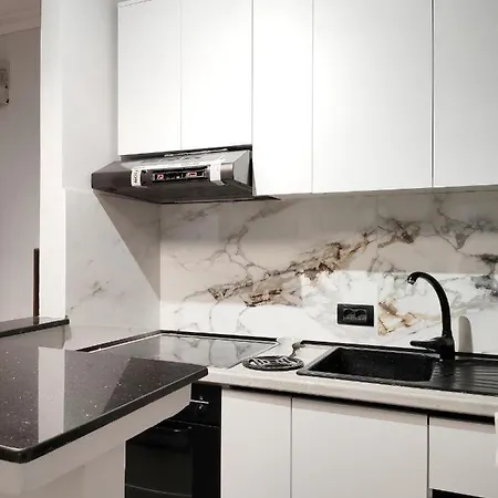 アパート Tanners' Bridge ティラナ